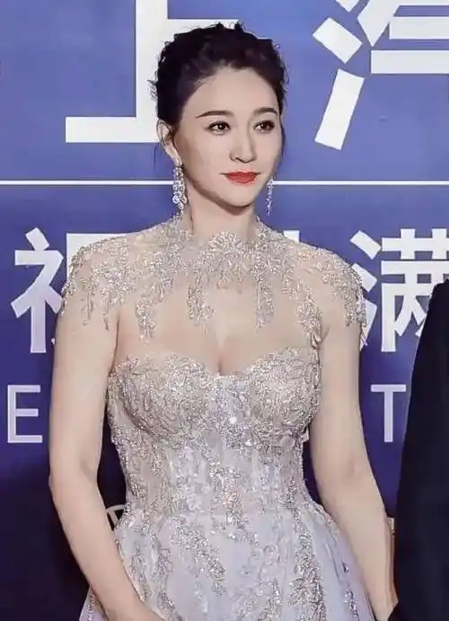 李小冉47岁低胸纱裙秀傲人身材,性感魅力不减当年_岁月如歌_表演_光芒