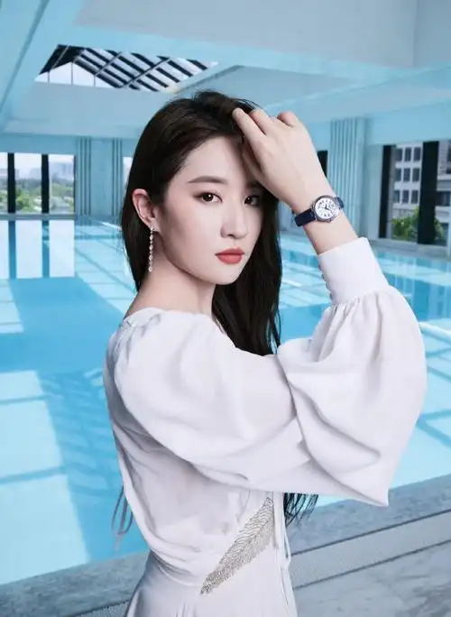 刘亦菲最新写真曝光一袭白色长裙气质迷人