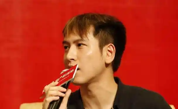 但没想到的是,汤珈铖在经商方面的天赋和父亲有的一拼.