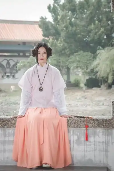 簌簌飞晨燕,萧萧菡萏黄.霜染桂飘香.信将襦带系,饰轻妆.