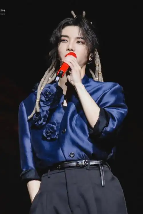 华晨宇超惊艳的照片,华晨宇演唱会长发造型惊艳亮相_可可情感网