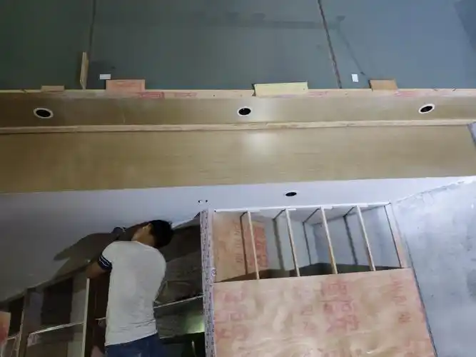 水吧台顶部安装筒灯