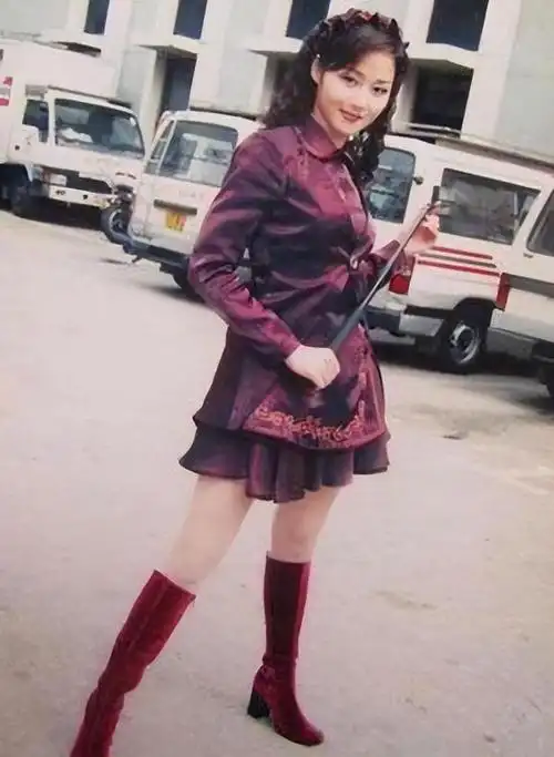 1994年,甄子丹为求爱万绮雯,抛弃怀孕8个月的前妻,每月只给4万|梁静慈