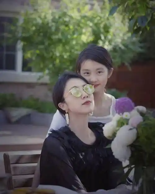 黄磊晒孙莉近照,侧脸被误认是黄多多,母女俩基因好强大_照片_气质