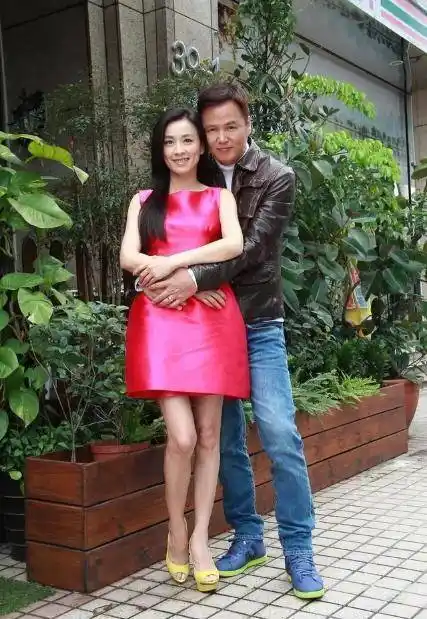 张庭与老公林瑞阳拍照秀恩爱穿玫红色连衣裙年轻洋气好招摇