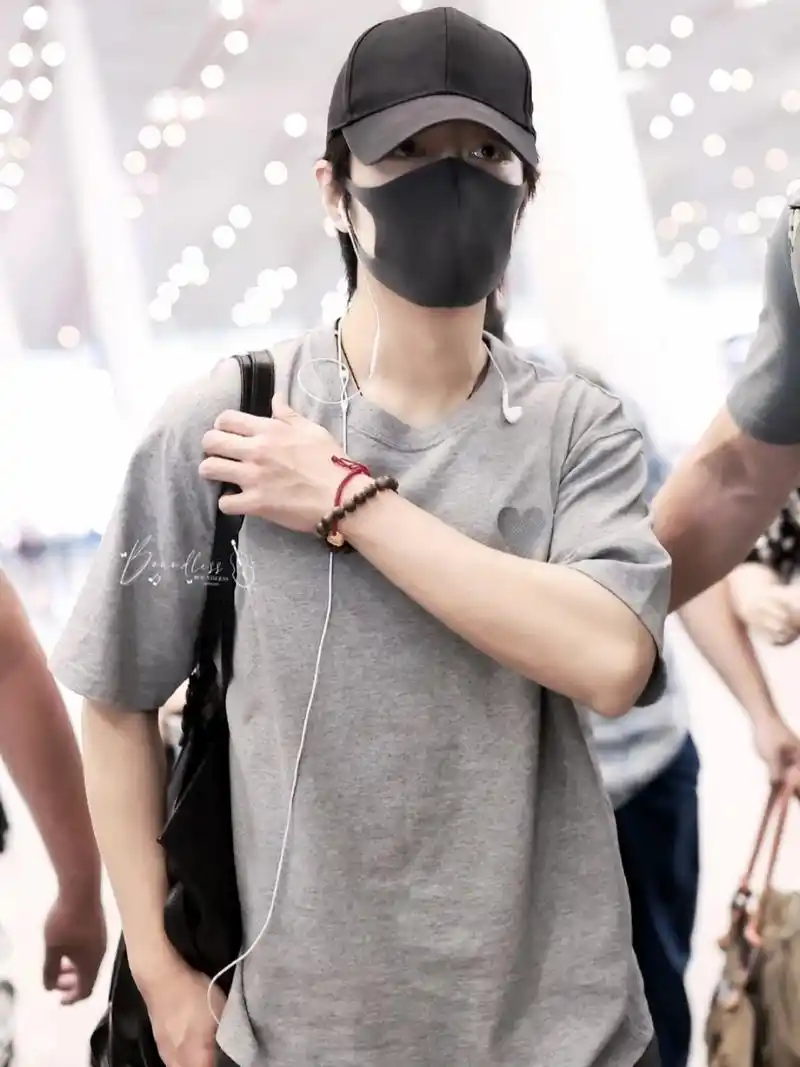 肖老师的私服穿搭每次都会让人惊艳真的好会搭配,尽显完美的身材比例