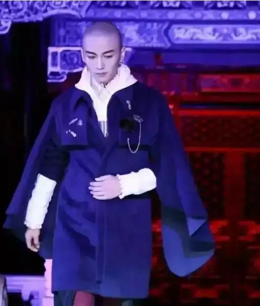 如果光头才是检验颜值的标准,那李晨一定是一本正经来搞笑的