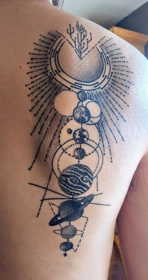 后肩纹身 男生后肩上黑色的星球纹身图案