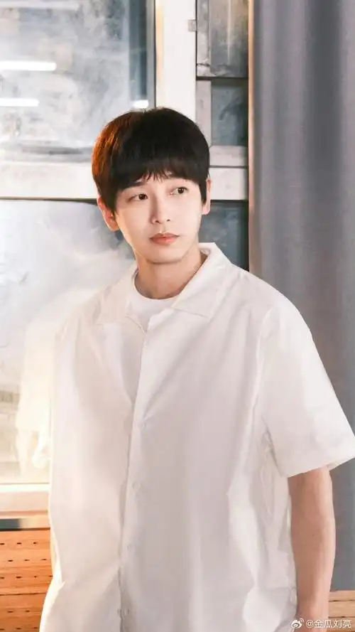 彭昱畅樱花树下的男大#好绝的春日写真,彭昱畅我真的会爱!