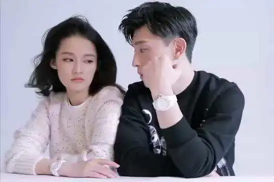 在一个综艺节目中,邓伦对李沁很是照顾,还偷看李沁,因此他们也传出不