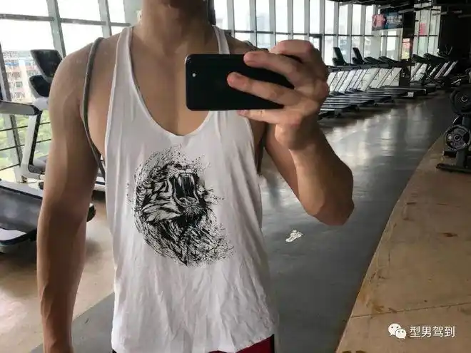 北京肌肉男拍大尺度视频走红这肉体简直太撩了