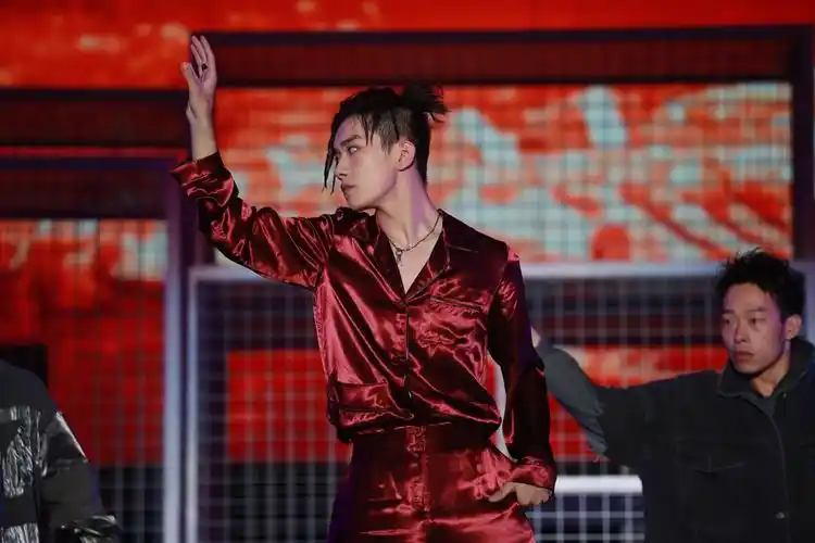 易烊千玺睡衣风秀超燃舞蹈,演绎别样成熟魅力