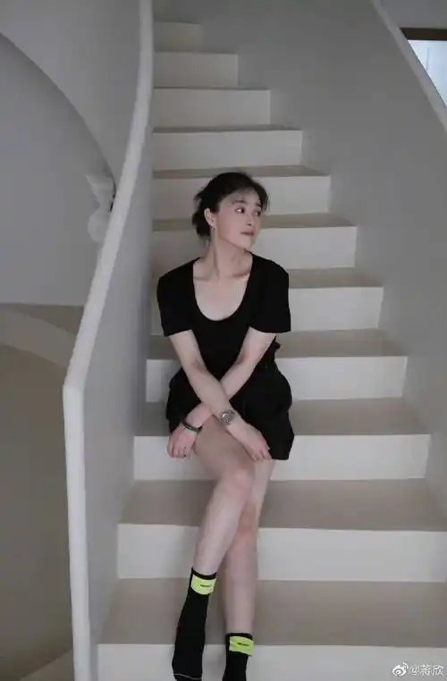 蒋欣瘦身成功,晒美照为粉丝团庆生,逆龄生长胶原蛋白满满_华妃_身材_