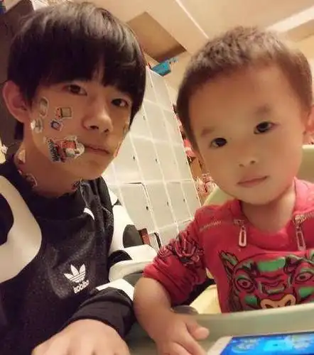 易烊千玺家基因强大!相差25岁母子俩一模一样,一家人都是高级脸