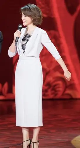 原创董卿真是气质美人蓝色礼裙优雅高贵15cm的高跟鞋如履平地