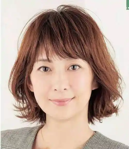 55岁的女士流行发型,这三种发型时尚减龄,显气质又洋气_中年人_女人