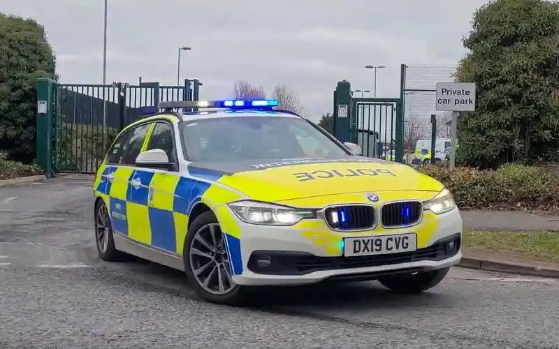 英国柴郡警方宝马330d交通警车出警