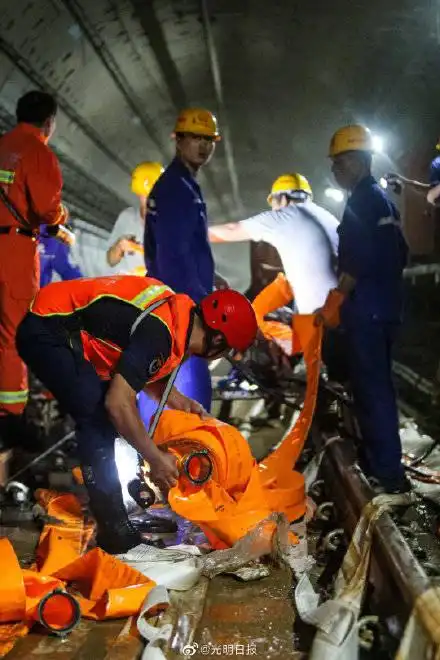 武汉消防在郑州地铁5号线开展排涝作业