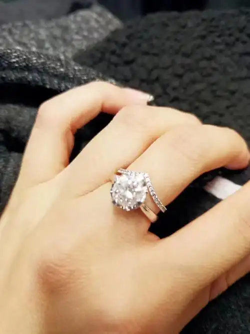 20克拉的大钻戒吧,没见过,八卦一下了