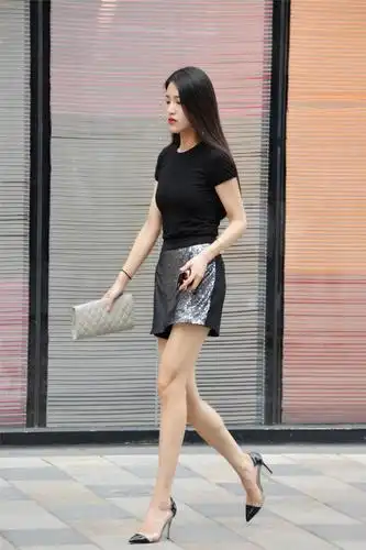 细高跟单鞋搭配高腰短裙,穿出很精致的味道,显高挑骨感_身材苗条