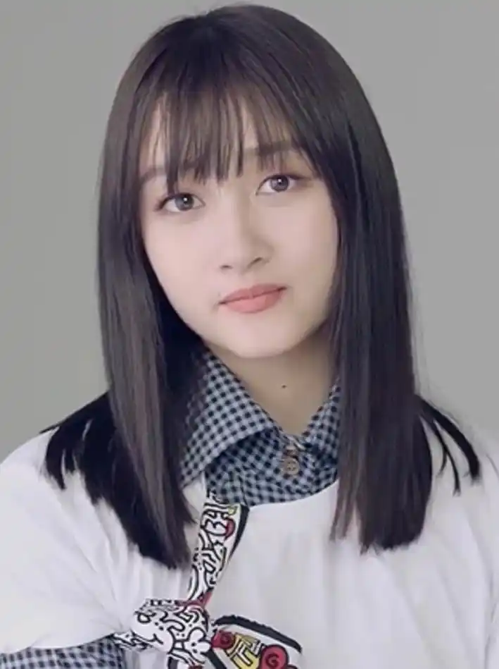 关晓彤原来还能这么甜啊!白衬衫齐刘海,女大学生的气质好嫩好美