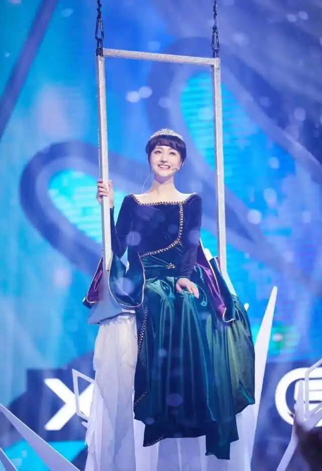 近段时间,郑爽频繁出现在各大综艺节目中,从之前的《王牌对王牌》