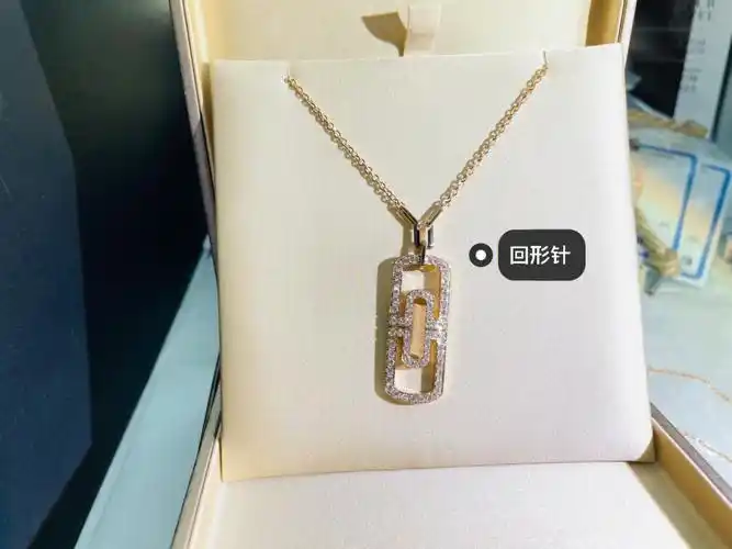 回形针的设计简单低调,满钻又是满分奢华,搭配起来完美得无可挑剔不管