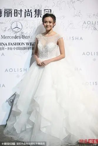 江铠同首次披婚纱走秀 披婚纱秀傲人上围(组图)