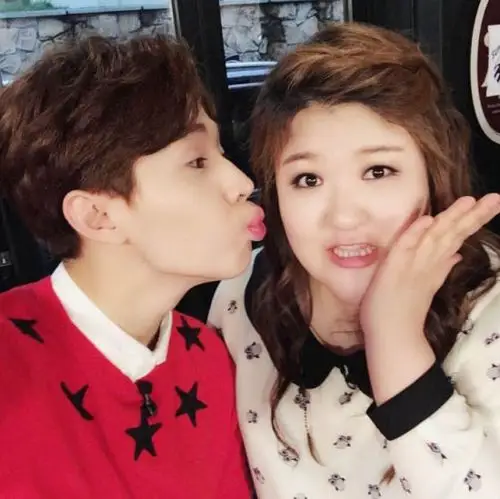 sjm成员henry献吻李国珠她是我女友
