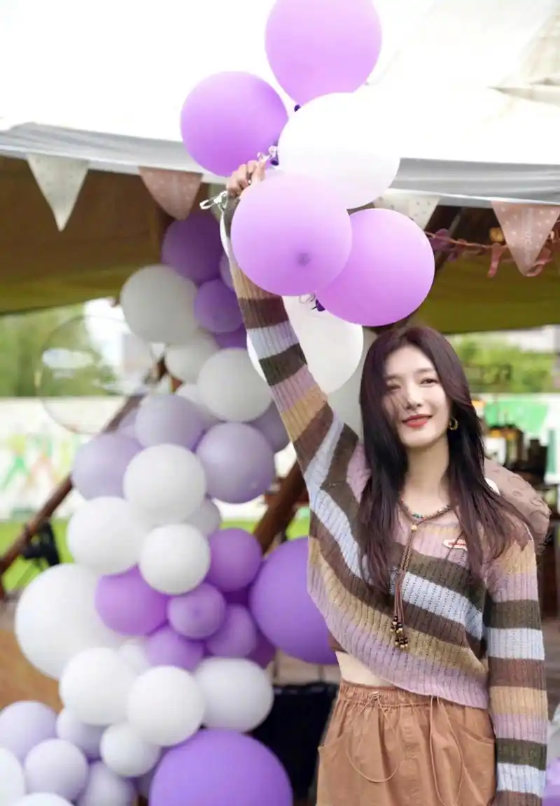 江疏影过生日当天,长发披肩,真的超级好看.