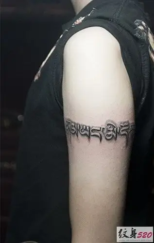 荆棘梵文臂环纹身图案