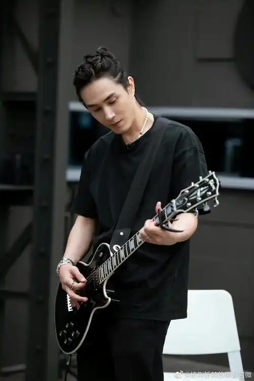 我觉得李承铉把头发扎起来轮廓有点点像陈辉这就是好看的皮囊千篇一律