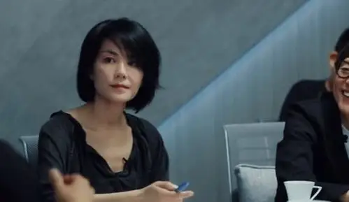 王菲《幻乐之城》为何遮住左眼?但她撩起头发那一刻,瞬间明白了