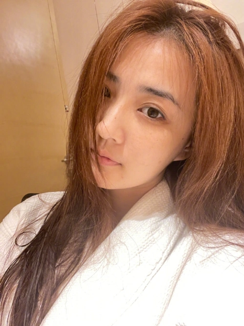 徐璐素颜怼脸自拍 看了这晚安照谁还敢熬夜啊