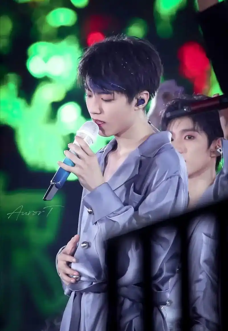 很喜欢看他唱歌 很迷人#王俊凯#舞台照片 - 抖音