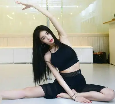 t-ara智妍练习钢管舞前凸后翘好身材 动作柔美撩人