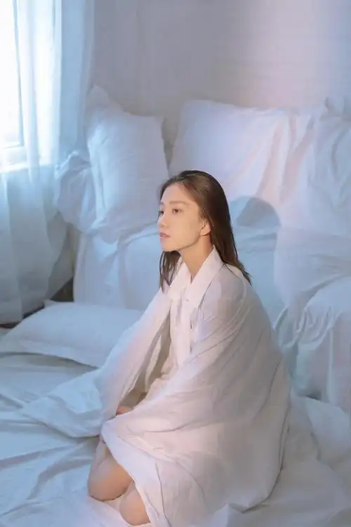 纯白的魅力穿白色衬衫的美女在白色布景中拍的照片好看