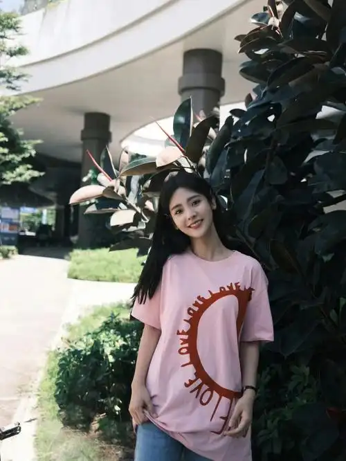 邢菲演绎七夕以爱环绕限定系列vlogolove图案甜美可爱隔着屏幕嗅到