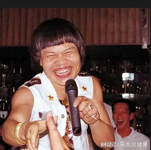 香港第一丑角人丑魅力大, 3个老婆在身旁|记者|编剧|八两金|张柏芝