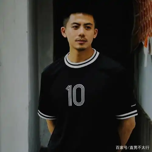 "浓眉大眼"的寸头小胡子帅哥,眼神也太迷人了吧!