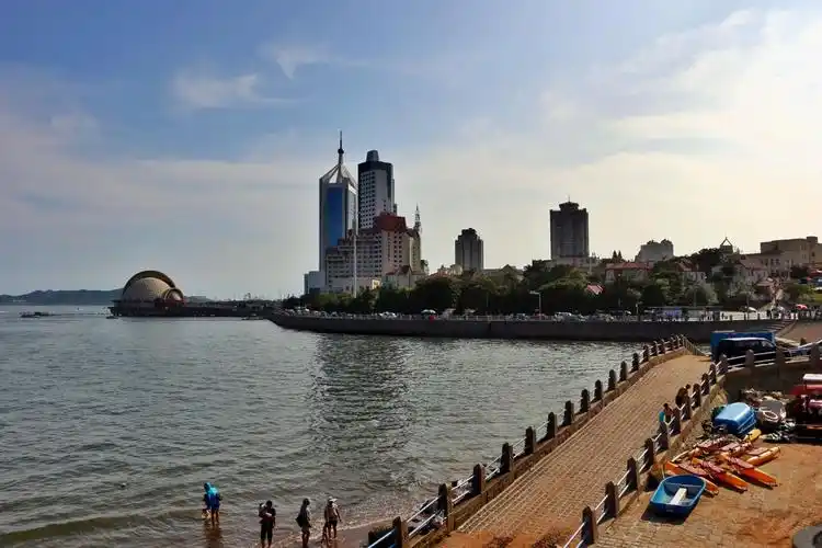 夏日风情之青岛第六海水浴场