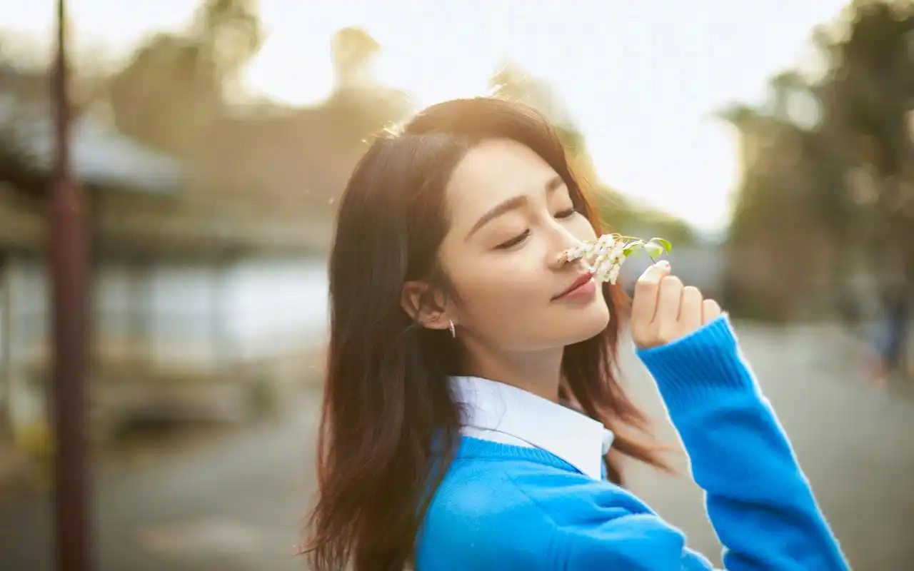 李沁清新春日高清桌面壁纸