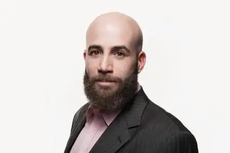 留着胡子的年轻光头男人照片