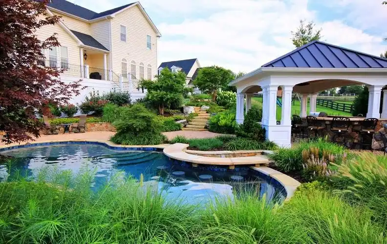 春色满园的独栋别墅庭院设计效果图