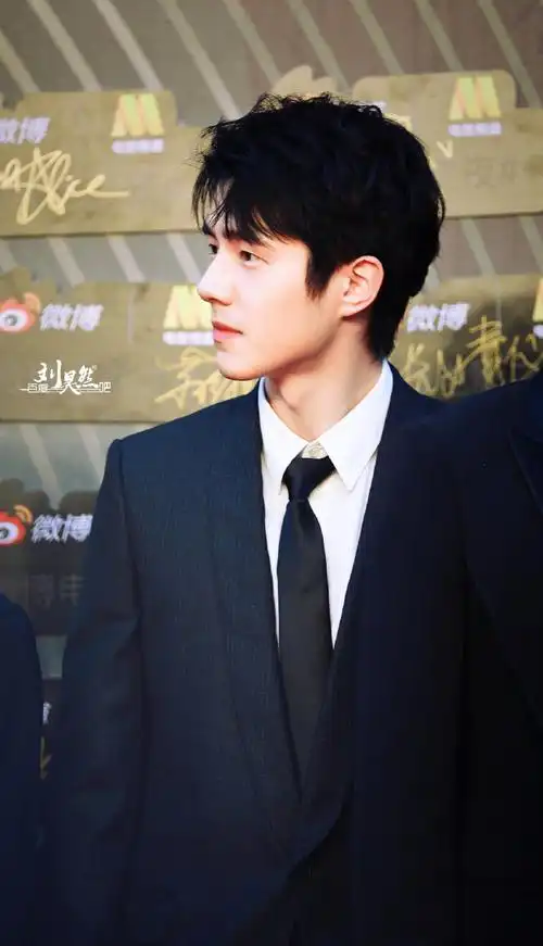 刘昊然超话#刘昊然跳起来帮小妹妹贴签名牌#「2021#微博电影之夜