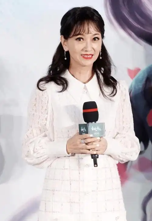 70岁赵雅芝和76岁汪明荃对比,扮嫩的尴尬和优雅老去一