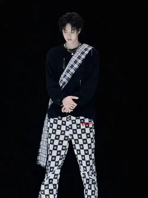 王一博街头风黑白棋格裤