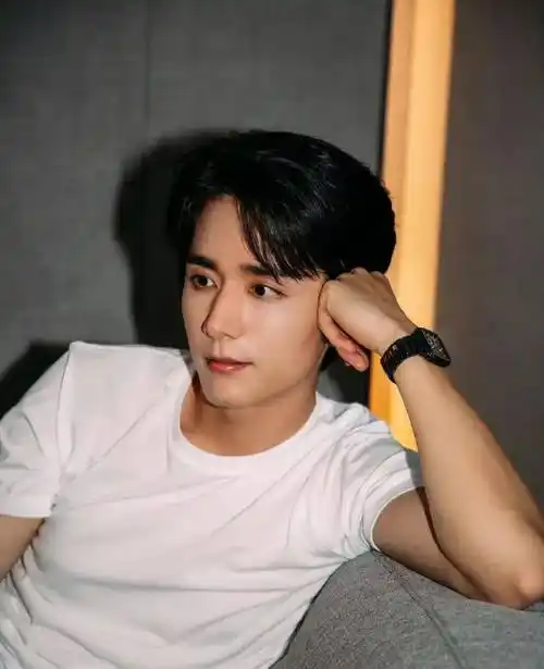 19娱乐瓜:王一博肖战李现吴磊罗云熙谭松韵张新成李沁曾舜晞_商务_好