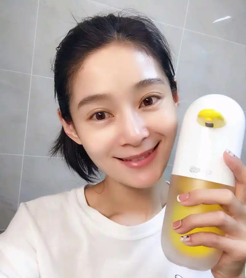 王媛可和儿子在洗手间嬉戏,很有爱的母子俩呀