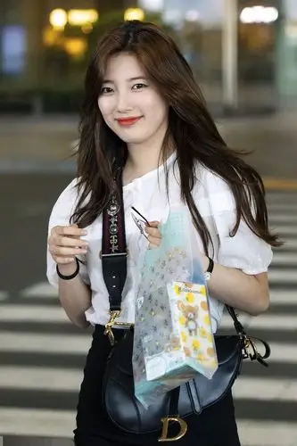 裴秀智现身机场,背着超火马鞍包吸睛,这是要骑马的节奏吗?